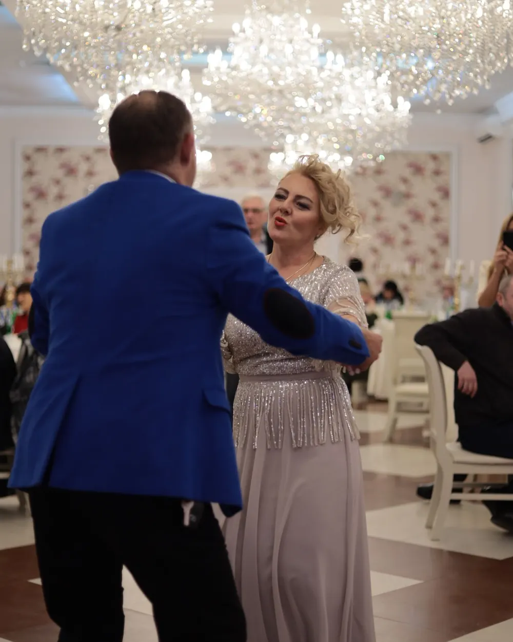 Para młoda w pierwszym tańcu w sali weselnej