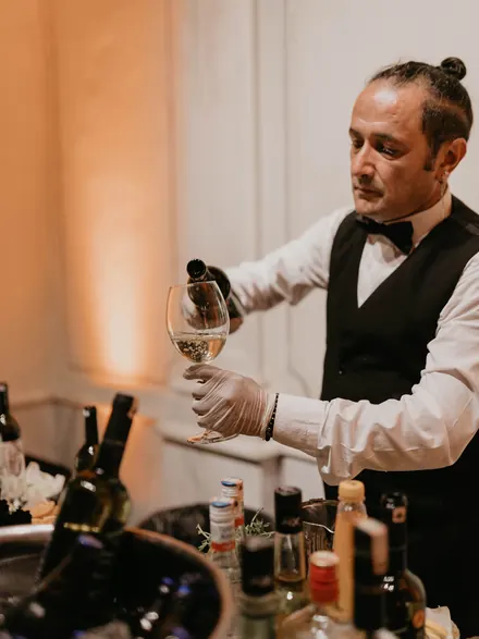 Barman nalewający drinka podczas przyjęcia